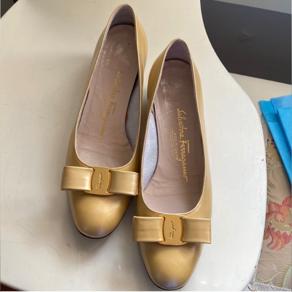 Salvatore Ferragamo Gold Tone VARA Pumps